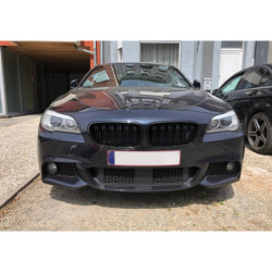 Grillin munuaiset yhteensopivat BMW F10 F11 5-sarjan kiiltävän mustien tuplapalkkien kanssa
